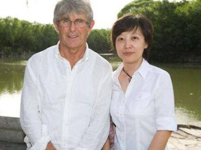 董若琳一边感受着叶辰为自己拭去泪水时的温柔，一边又听着他对萧初然那坚定无比的情感表白，内心极其痛苦。